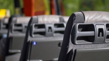 Autobus z wizerunkami regionalnych gwiazd sportu