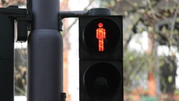 Kobieta weszła na pasy na czerwonym świetle i została potrącona