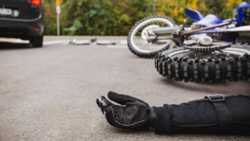 W Białymstoku motocyklista zderzył się z naczepą ciężarówki