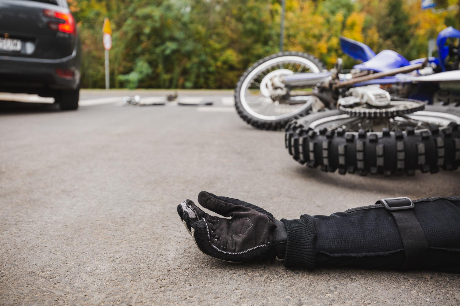 W Białymstoku motocyklista zderzył się z naczepą ciężarówki