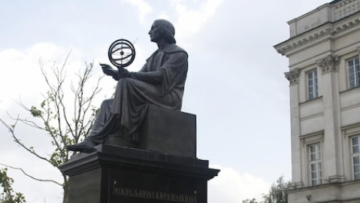Bezprecedensowa rzeźba Kopernika upamiętniająca 500. rocznicę jego urodzin to sierpniowy zabytek miesiąca w Muzeum Podlaskim