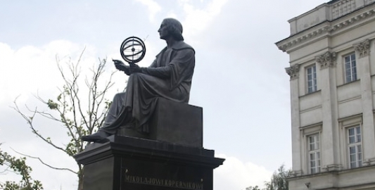 Bezprecedensowa rzeźba Kopernika upamiętniająca 500. rocznicę jego urodzin to sierpniowy zabytek miesiąca w Muzeum Podlaskim