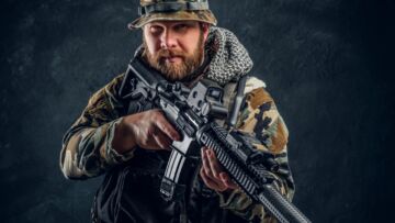 Kontrterroryści doskonalą umiejętności na pokładzie Black Hawk