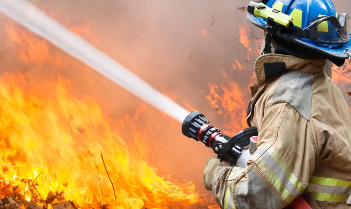 Intensywne działania strażaków w Białymstoku: Dogaszają pożar pustostanu przy ulicy Przemysłowej
