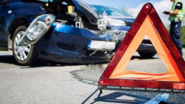 Autobus uderza w budynek mieszkalny w Białymstoku – przyczyną zasłabnięcie kierowcy