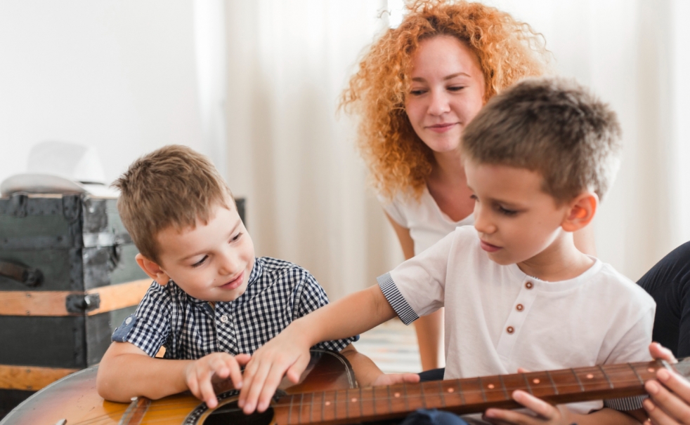 Muzyka jako klucz do rozwoju dziecka: Kiedy zapisywać maluchy na lekcje muzyczne?