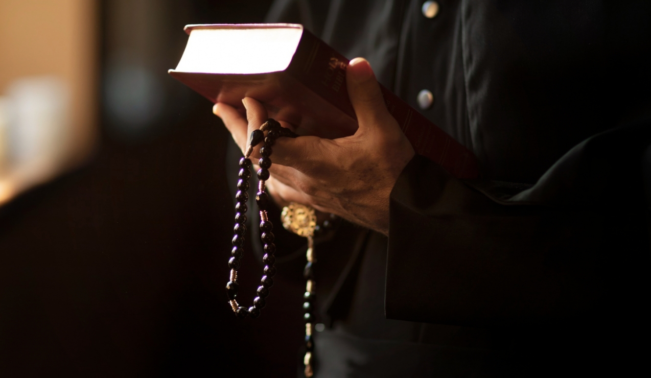 Nieodpowiednie wiadomości od księdza: Pragnienie powrotu do bycia duchownym