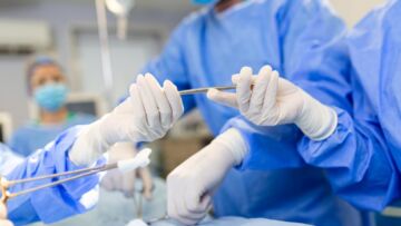 Unikalna operacja ortopedyczna przeprowadzona u 65-letniej pacjentki w Białymstoku