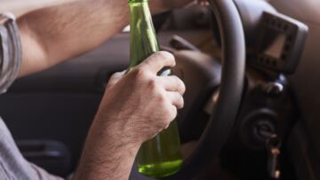 70-letni kierowca z ponad 2,5 promila alkoholu w organizmie uderzył w inny samochód, próbował zapłacić za szkodę, a potem zaczął uciekać