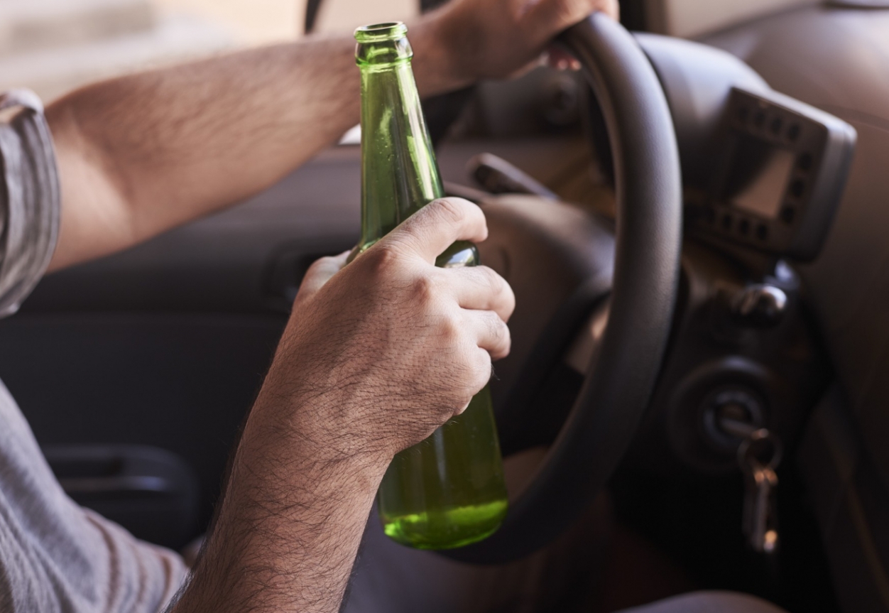 70-letni kierowca z ponad 2,5 promila alkoholu w organizmie uderzył w inny samochód, próbował zapłacić za szkodę, a potem zaczął uciekać