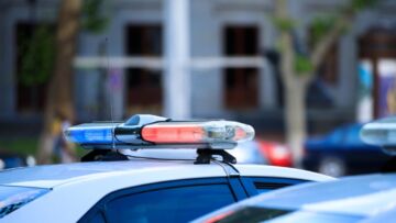 Heroiczne działania policjantów zapobiegają tragedii podczas pożaru domu wielorodzinnego w Łapach