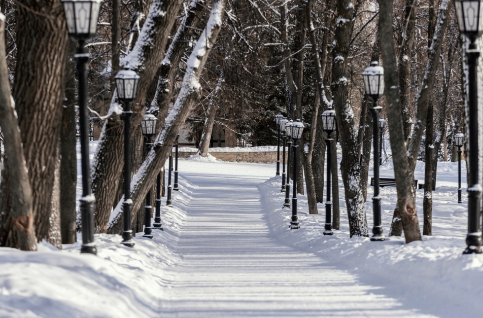 Bezpieczeństwo na chodnikach podczas zimy – apel Straży Miejskiej w Białymstoku