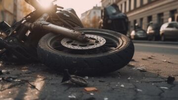Sądowa rekonstrukcja tragicznego wypadku pod Moniekami: motocyklista bez uprawnień i nietrzeźwy potrącił 91-letniego pieszego