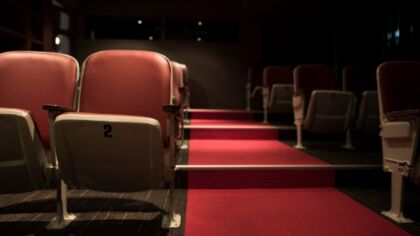 Zaproszenie na prezentacje dyplomowego spektaklu teatralnego "Drama Club" w Białymstoku