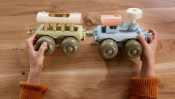 Kolekcjonerzy modeli kolejowych prezentują miniatury pociągów i stacji