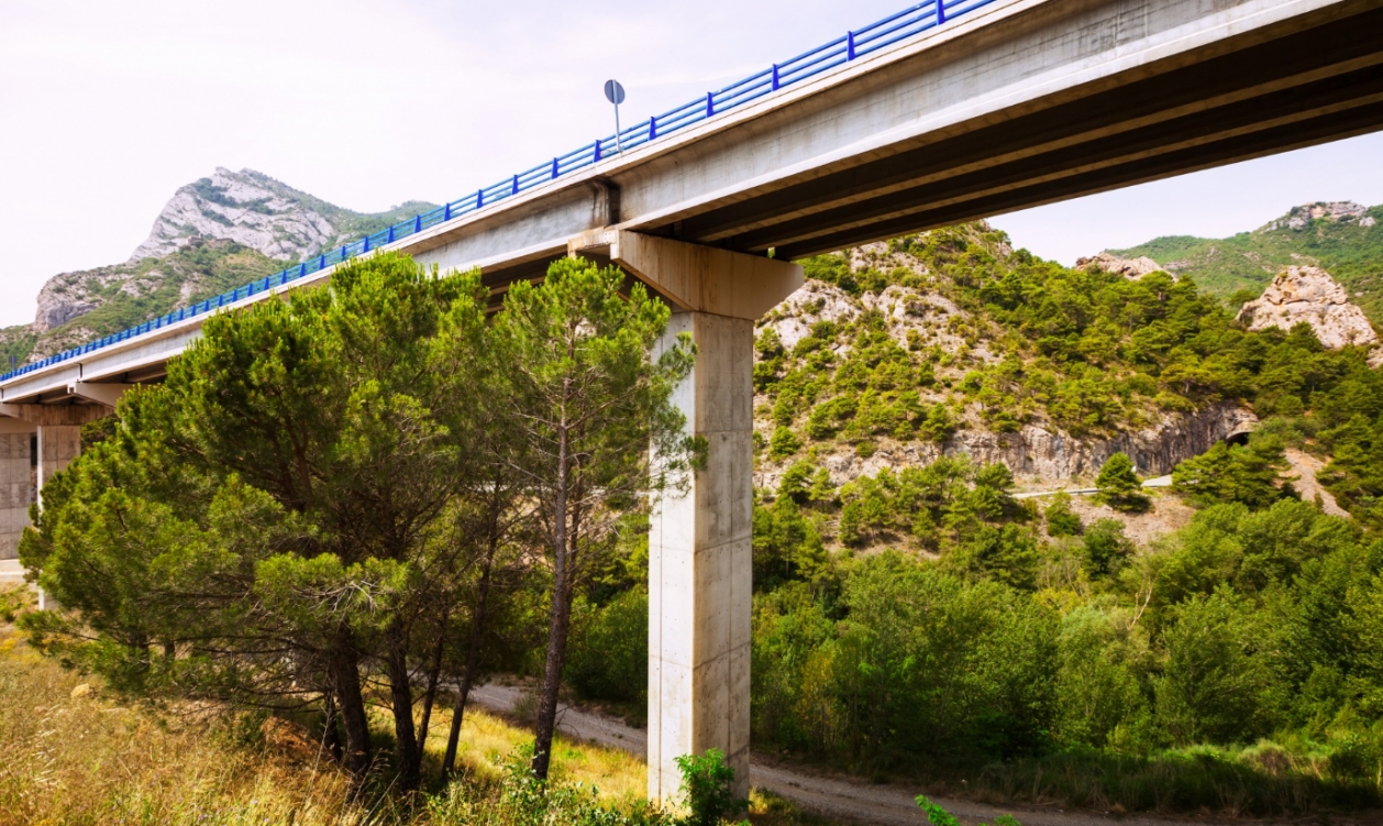 Nowy wiadukt nad szynami pociągu w pobliżu Szepietowa dla lepszego bezpieczeństwa drogowego i kolejowego