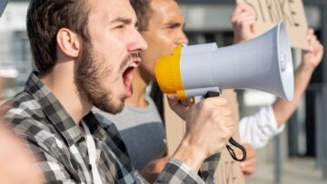 Rolnicy manifestują w Białymstoku, blokując biura parlamentarne słomą