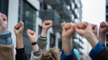 Niepokoje na drogach Podlasia: Rolnicy protestują, rodzice marszałka Sejmu stali się celem ataku