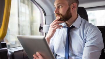 Kierowca autobusu szkolnego budzi niepokój swoim tajemniczym zachowaniem