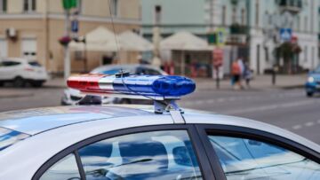 Trzydziestolatek wdał się w domowy konflikt po urodzinowej imprezie, zbiegł przed przybyciem policji