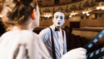 Przygotowania młodych aktorów z Akademii Teatralnej do spektaklu dyplomowego