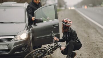 Wypadek na drodze: 15-letnia cyklistka uderzyła w autobus na alei Piłsudskiego w Białymstoku