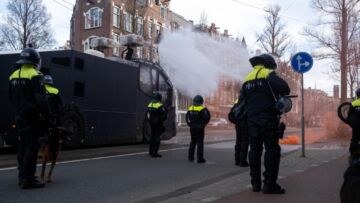 Monitorowanie bezpieczeństwa podczas spotkania między Jagiellonią Białystok a Wartą Poznań przez służby policyjne
