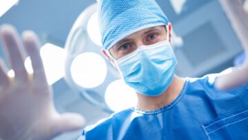 Projekt "Biologia i Chemia po akademicku 3" prezentuje warsztaty z zakresu szycia chirurgicznego