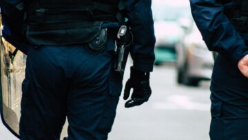 Policjanci z Białegostoku uratowali mężczyznę z płonącego mieszkania