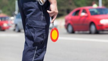 29-letni mężczyzna przekracza limit prędkości, wioząc dzieci w samochodzie