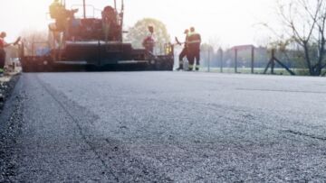 Postęp prac na zachodnio-północnej obwodnicy Białegostoku: pierwsza warstwa asfaltu wystawiona