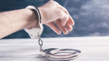 Seniorzy z Białegostoku przyłapują oszusta próbującego wyłudzić pieniądze na rzekomą kaucję