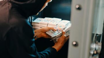 Seniorce z Białegostoku groziła utrata 150 tysięcy złotych w wyniku oszustwa telefonicznego