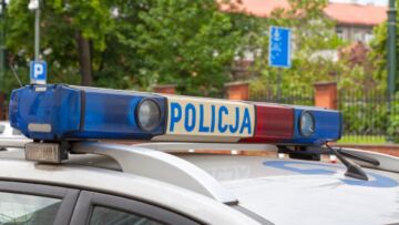 Studenci Uniwersytetu w Białymstoku zwiedzają lokalną komendę policji podczas Dnia Otwartego