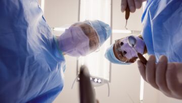 Brak środków z NFZ zmusza Uniwersytecki Szpital Kliniczny do przekładania operacji