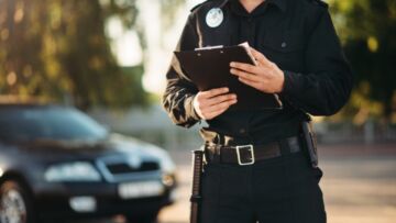 Senior, który przewrócił się na schodach w Białymstoku, został uratowany przez policjanta jadącego na służbę