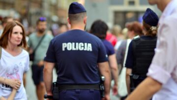 Wyczekiwany Sylwester: Białostoccy funkcjonariusze policji sprawdzają miejsca sprzedaży fajerwerków
