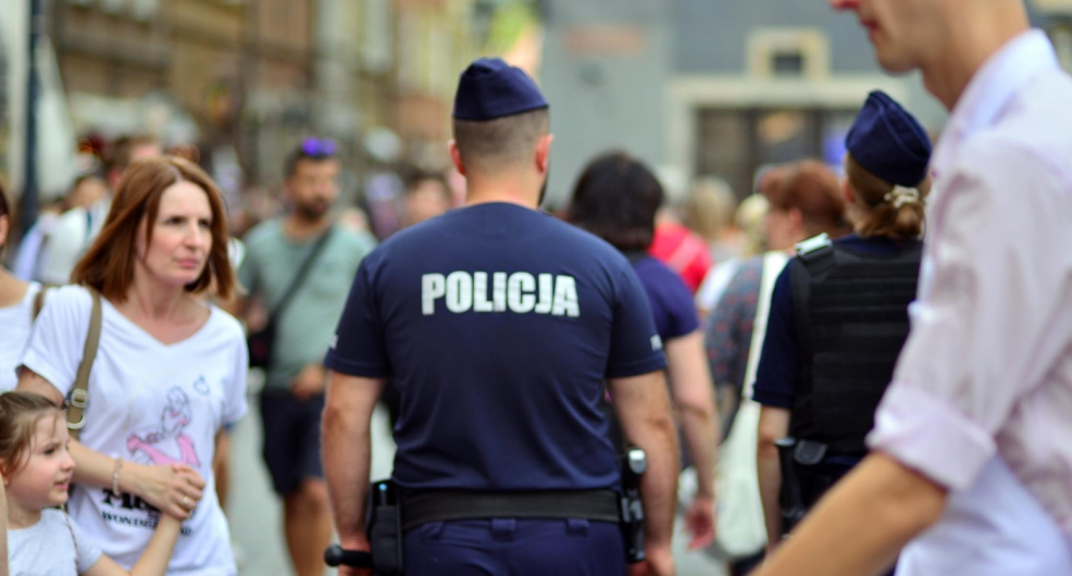 Alarmy bombowe w szkołach w całej Polsce: serię zagrożeń potwierdza policja