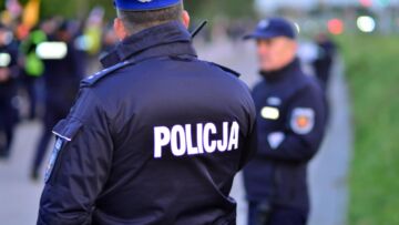 Otwarte drzwi w białostockiej policji dla uczniów szkół średnich – pokaz działań policyjnych i strzeleckie zmaganie