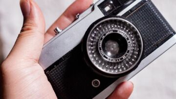 Ślady przeszłości: Wystawa fotograficzna Prugara i Czernek odkrywa historię mezuz