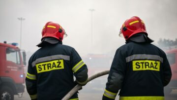 Nocny pożar w Hajnówce: Ponad 20 zastępów strażaków w akcji gaśniczej