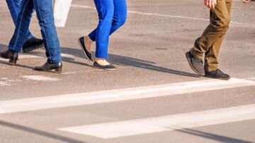 Uczniowie na lekcji bezpieczeństwa: jak bezpiecznie przechodzić przez jezdnię