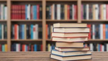 Grażyna Bąkiewicz odwiedza biblioteki Powiatu Białostockiego: Czas na spotkania z młodymi czytelnikami!