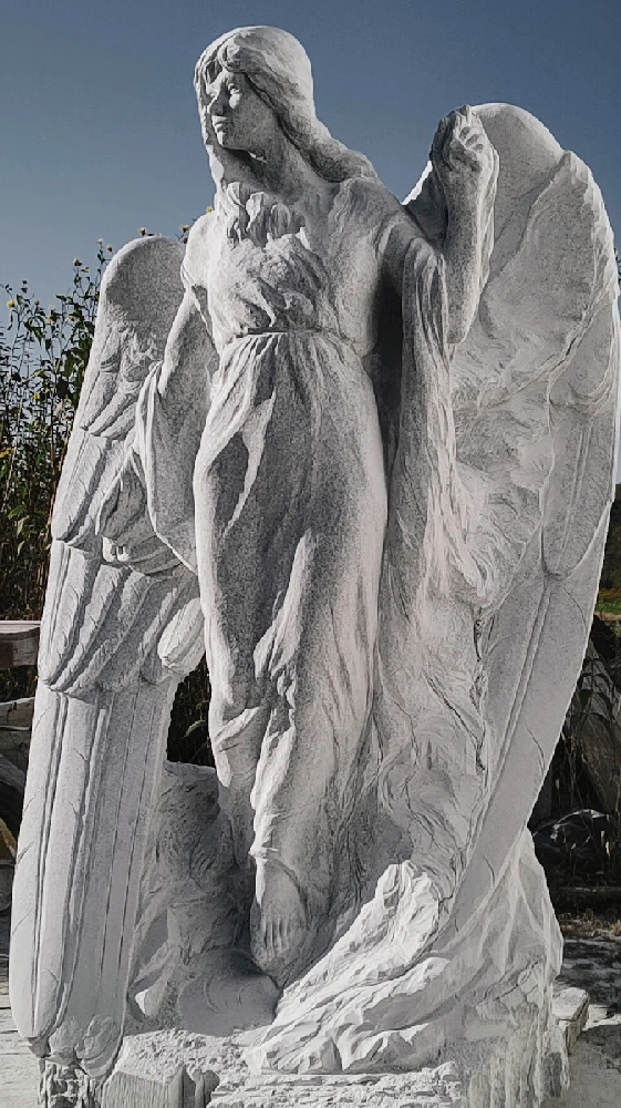 Wysoka rzeźba anioła w jasnym kamieniu, idealna rzeźba anioła na pomnik nagrobny.