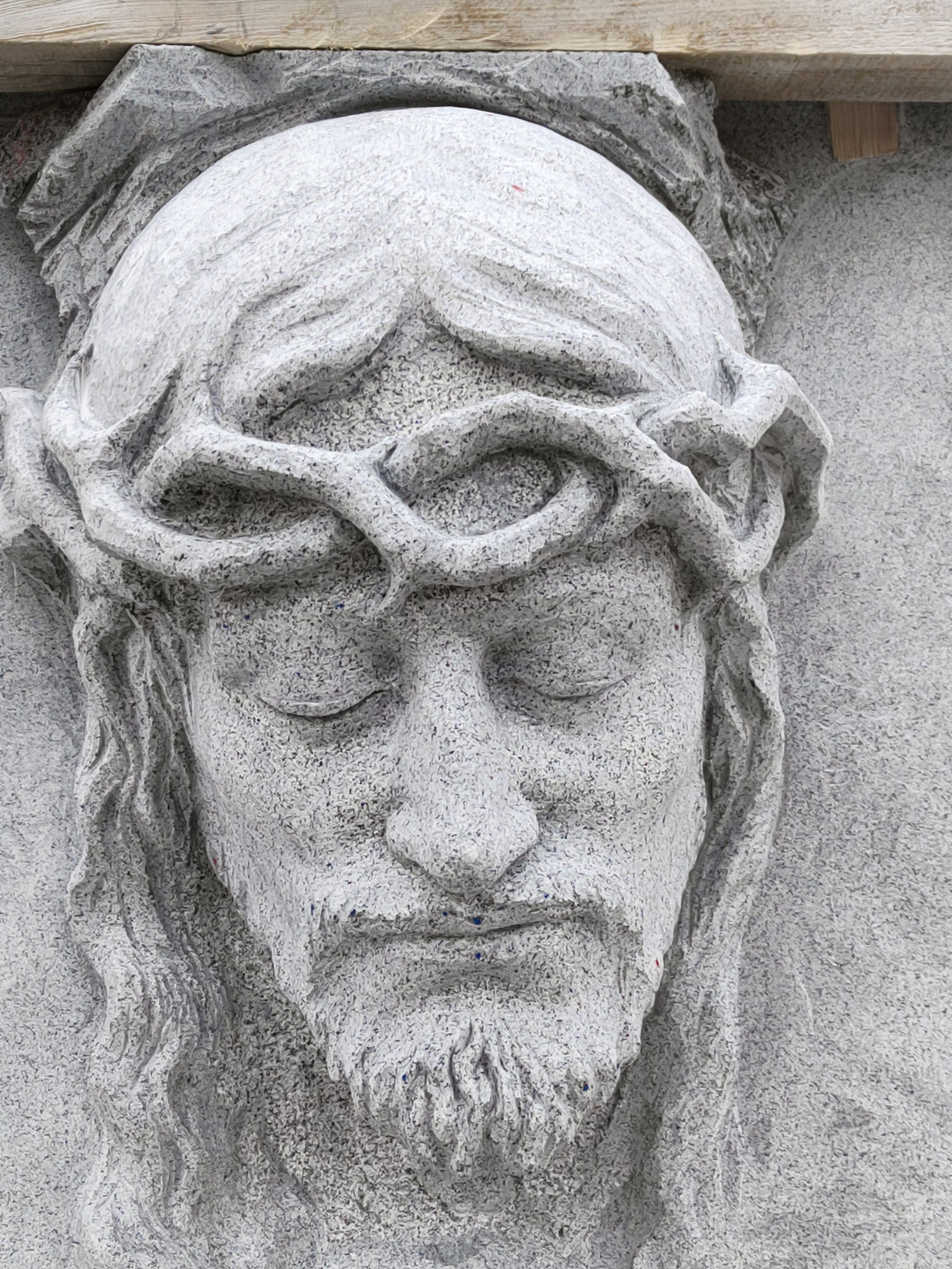 Kamienna rzeźba sakralna przedstawiająca oblicze Jezusa Chrystusa w koronie cierniowej