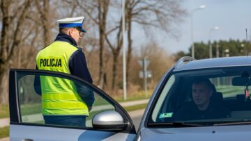 Kierowca BMW rozbił auto o słup i uciekł z miejsca wypadku