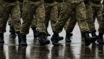 Przygotuj się na kryzysy: Eksperci wojskowi dzielą się praktycznymi poradami