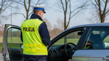 Pijany kierowca Audi z nieodśnieżonym autem zatrzymany przez policję