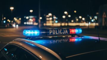Mężczyzna palący papierosy na dworcu PKS zatrzymany z narkotykami
