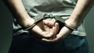 Agresywny złodziej piwa rzucał lodami w ekspedientkę
